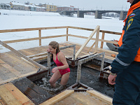 Более 2 тысяч тверичан приняли участие в крещенских купаниях